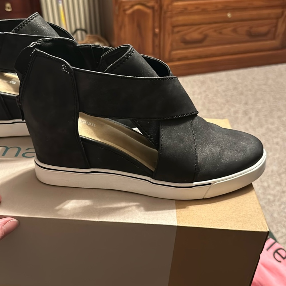 Maurice’s open side wedge sneakers